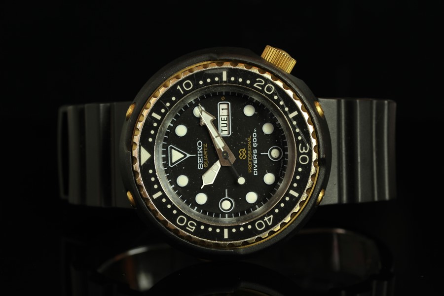 GENTLEMENS SEIKO TUNA PROFESSIONAL DIVERS 600M WRISTWATCH REF. 7549-7009, circular black dial with