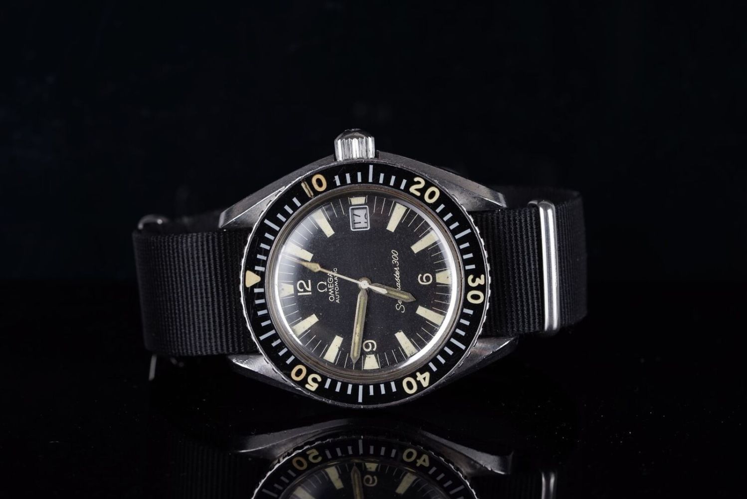 GENTLEMENS OMEGA AUTOMATIC SEAMASTER 300 DIVER WRISTWATCH REF. 165.024, circular black dial with