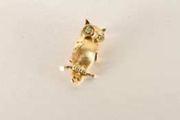 Owl Brooch, textured design, Emerald set eyes, 5.6g, in 14ct yellow gold