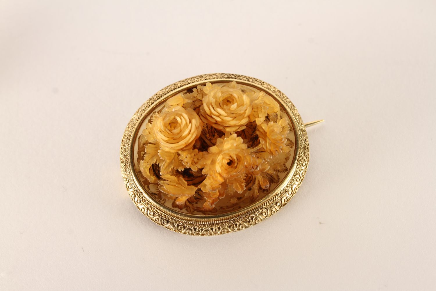 18ct carved floral brooch and earring set, carved cameo of floral design, detailed scroll work to - Image 2 of 5