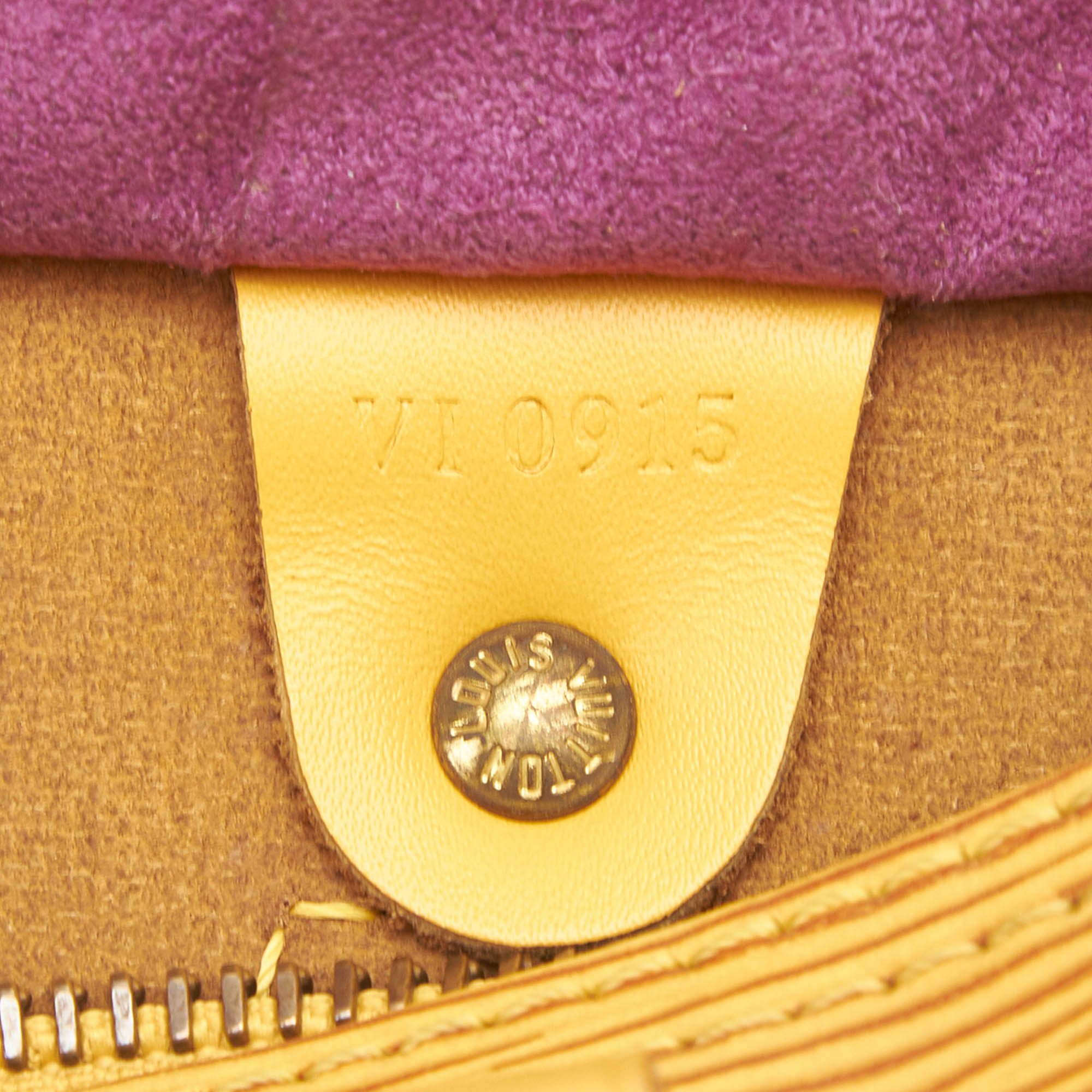 Louis Vuitton Epi Speedy 25 Boston Bag, the Speedy 25 features an epi leather body, rolled - Image 7 of 9