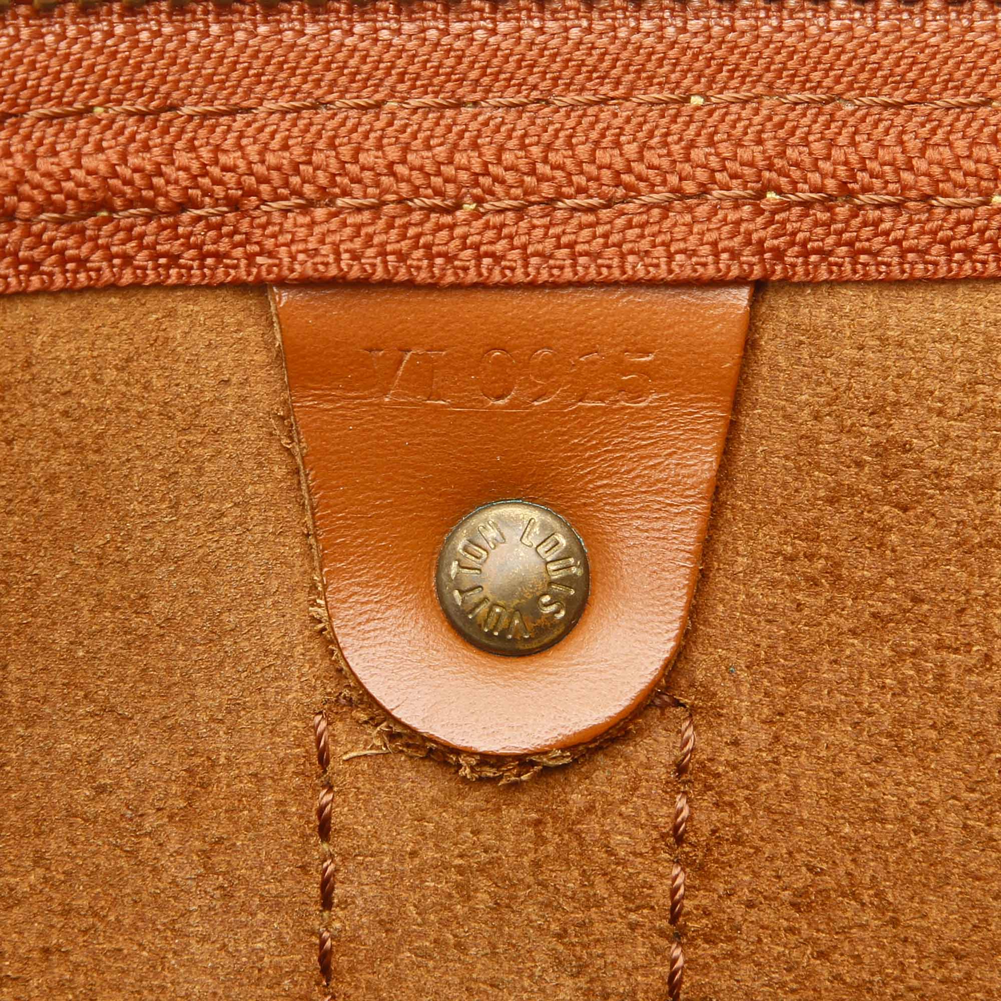 Louis Vuitton Epi Keepall 45 Travel Bag, the Keepall 45 features an epi leather body, rolled leather - Image 8 of 9