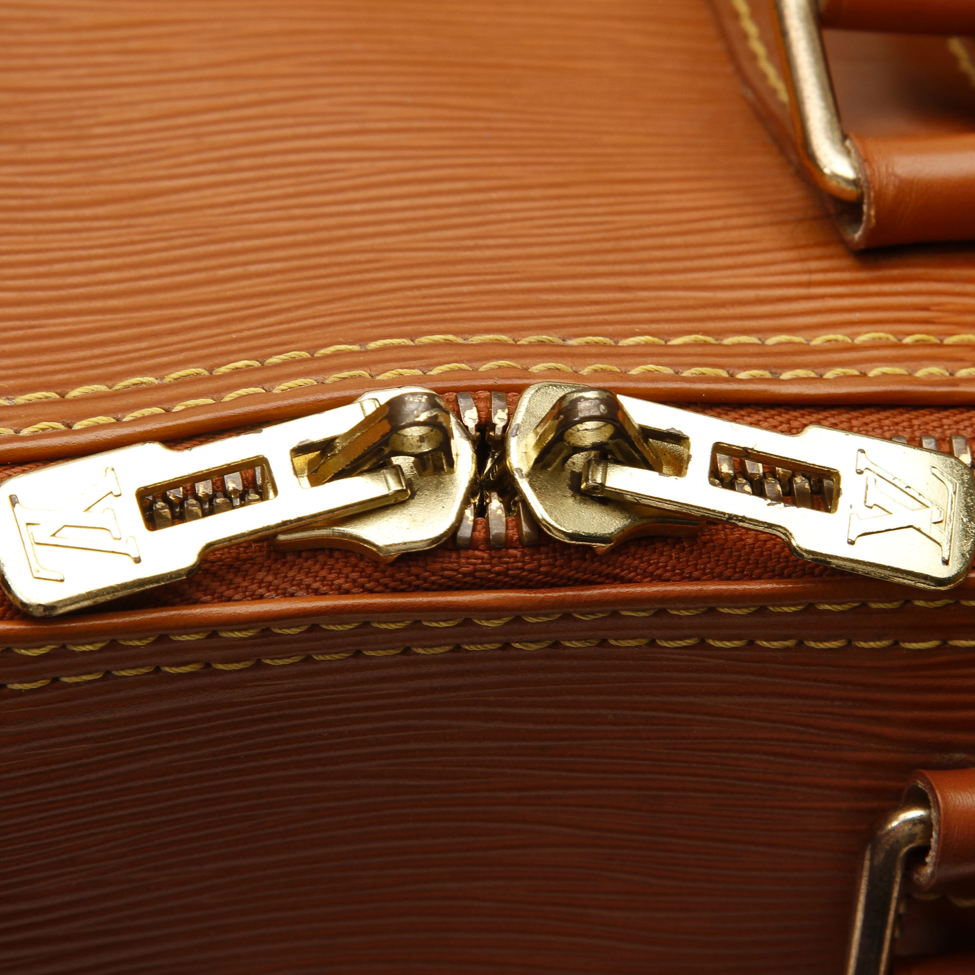 Louis Vuitton Epi Keepall 45 Travel Bag, the Keepall 45 features an epi leather body, rolled leather - Image 9 of 9