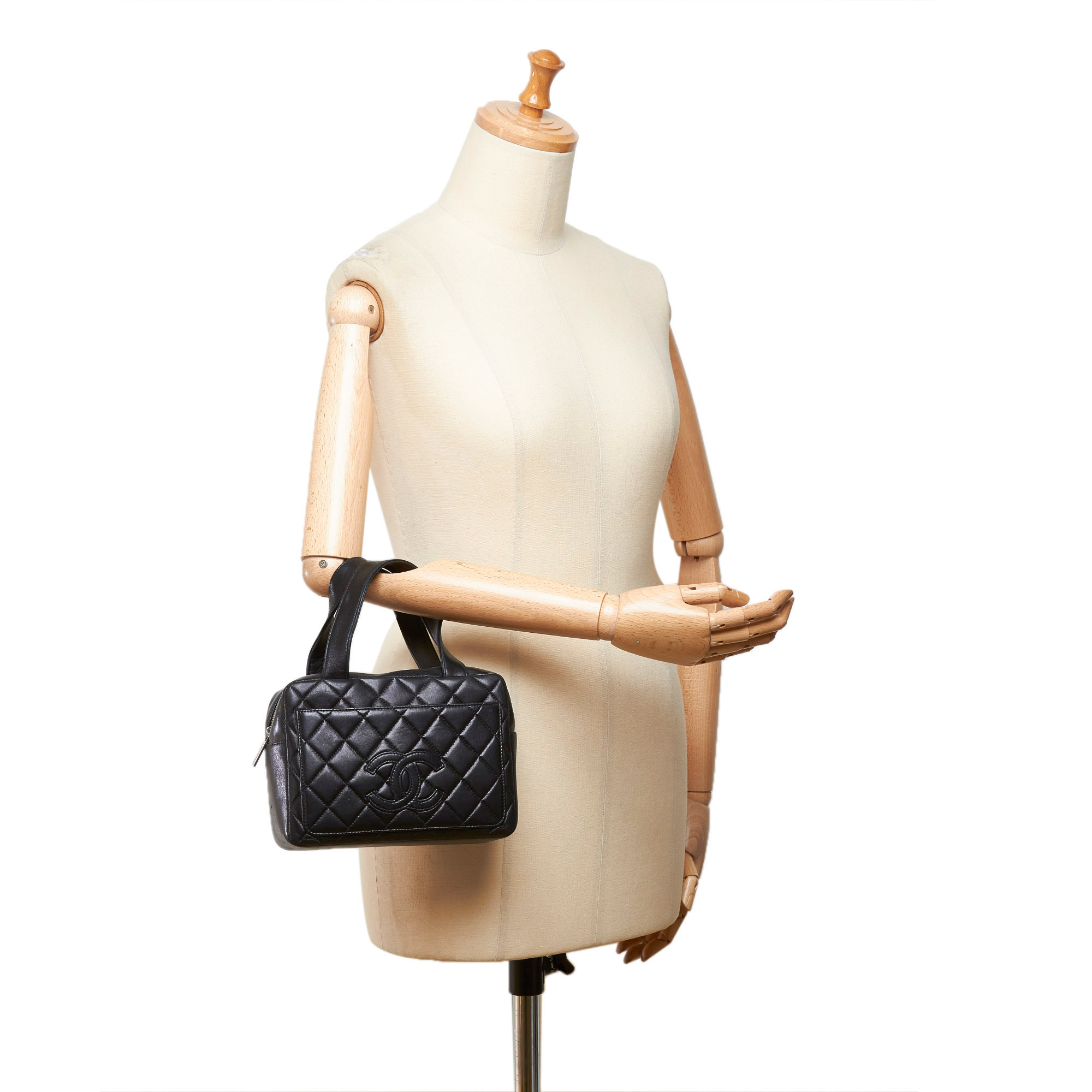 Chanel Matelasse Lambskin Leather Handbag, this handbag features a leather body, exterior front slip - Image 9 of 10