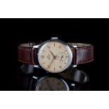 GENTLEMENS SMITHS DE LUXE WRISTWATCH, circular patina dial with gold hour markers and Arabic