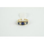 18CT SAPPHIRE AND DIAMOND 5 STONE RING,centre ston