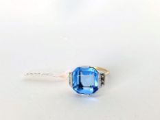 9CT EARLY 20TH CENTURY BLUE PASTE STONE DRESS RING