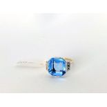9CT EARLY 20TH CENTURY BLUE PASTE STONE DRESS RING