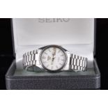 GENTLEMENS SEIKO 5 AUTOMATIC DAY DATE WRISTWATCH W/ BOX, circular white dial with gold and lume hour