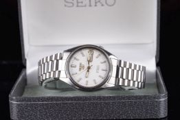 GENTLEMENS SEIKO 5 AUTOMATIC DAY DATE WRISTWATCH W/ BOX, circular white dial with gold and lume hour