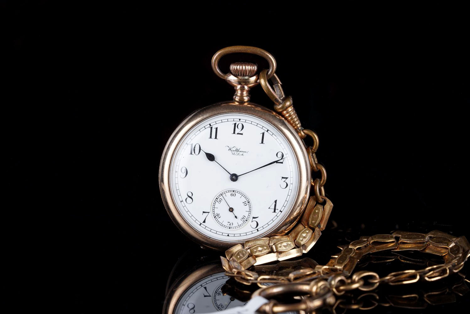 VINTAGE WALTHAM POCKET WATCH CIRCA 1920, circular white dial with black Arabic numerals and a minute