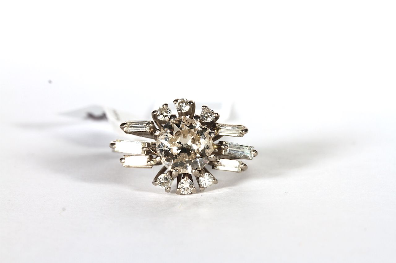 18CT DIAMOND CLUSTER RING,CENTRE STONE ESTIMATED AS 1.92CT ,stamped 750, total weight 5.37 gms, ring - Image 2 of 4