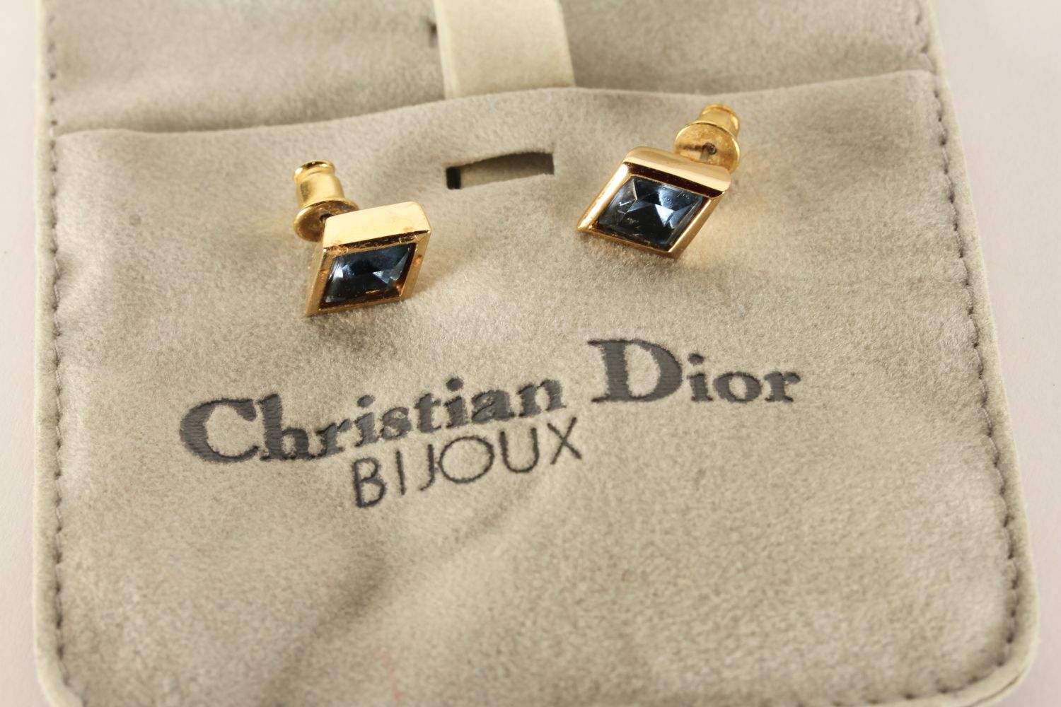 Christian Dior Necklace and Earring Costume Jewellery Set, pair of diamond shaped blue stone stud - Image 4 of 4