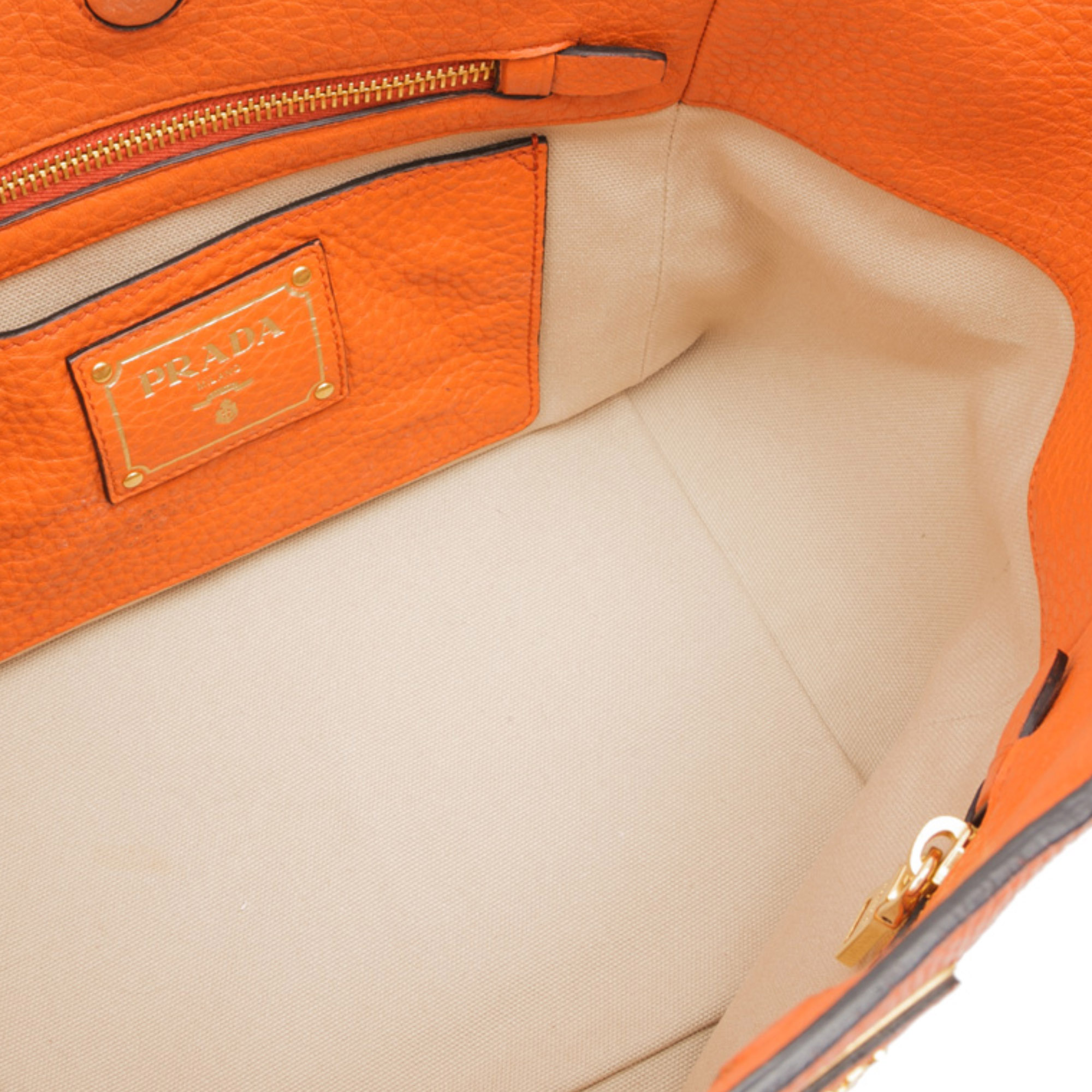 Prada Metallic Vitello Daino Leather Tote Bag, this tote bag features a vitello daino leather - Image 4 of 5