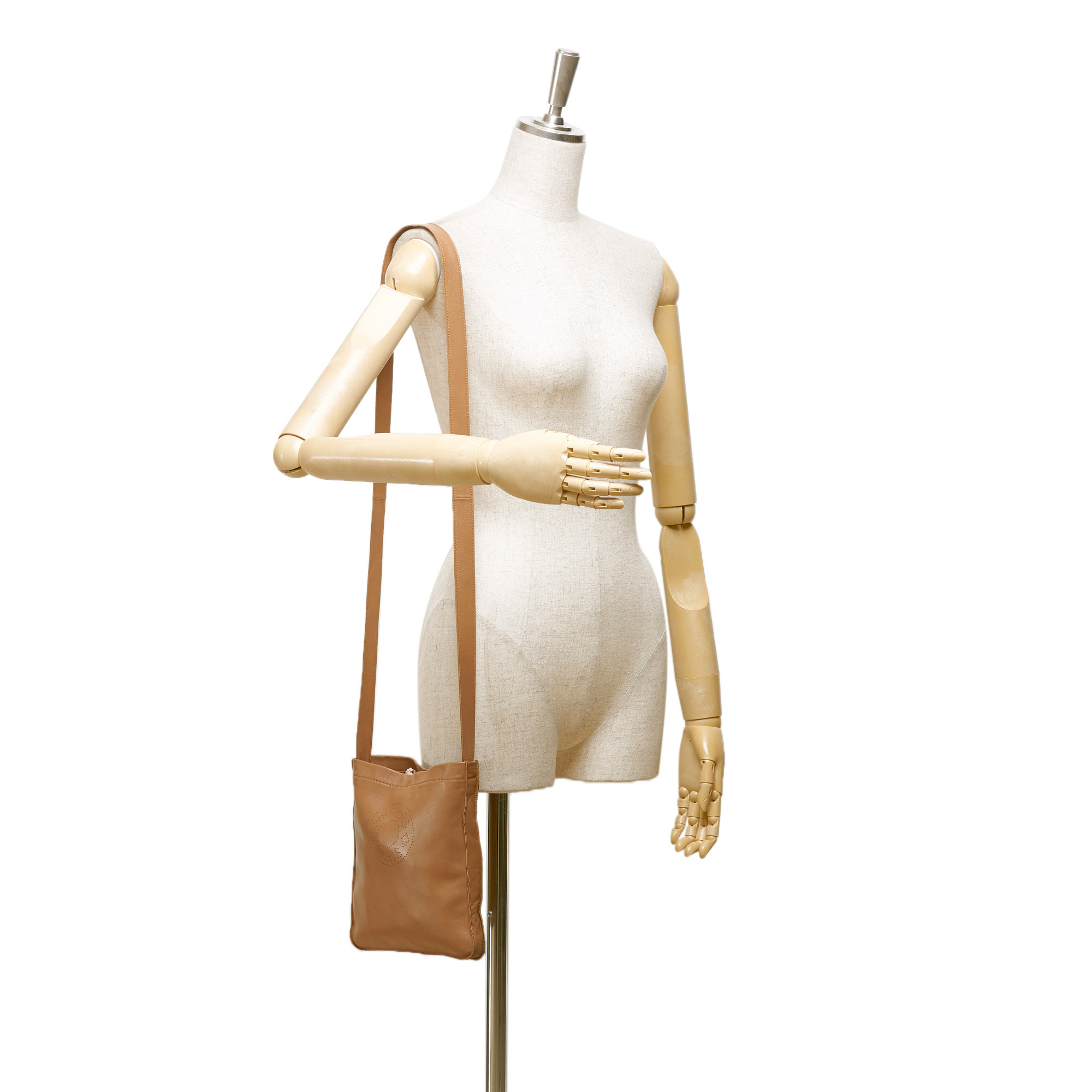 Hermes Leather Clou de Selle Shoulder Bag, the Clou de Selle shoulder bag features a perforated - Image 8 of 8