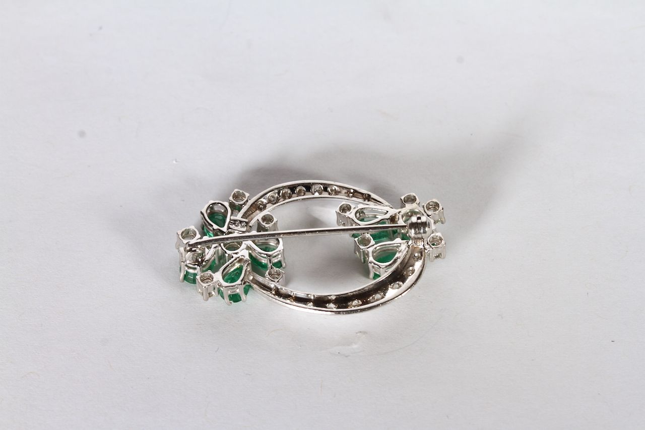 14CT WHITE GOLD EMERALD AND DIAMOND BROOCH ,PRONG SET AND STYLED AS TWO FLOWERS WITH EMERALD - Image 2 of 2