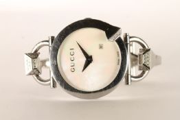 LADIES GUCCI CHIODO WRISTWATCH REF 122.5, circular mother of pearl dial with silver hands, date