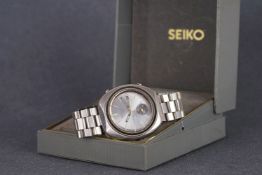 GENTLEMENS SEIKO AUOTMATIC CHRONOGRAPH WRISTWATCH W/ BOX, circular silver dial with stick hour