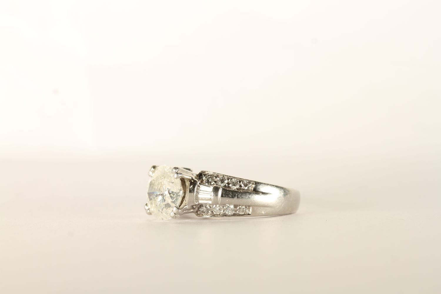 Diamond Ring, centre set with 1 round brilliant cut diamond, claw set, shoulders set with baguette - Image 2 of 2