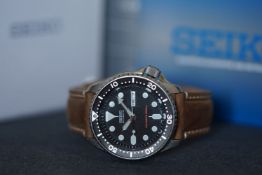 GENTLEMENS SEIKO AUTOMATIC DIVERS WRISTWATCH W/ BOX & PAPERS REF. SKX007K, circular black dial