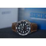 GENTLEMENS SEIKO AUTOMATIC DIVERS WRISTWATCH W/ BOX & PAPERS REF. SKX007K, circular black dial