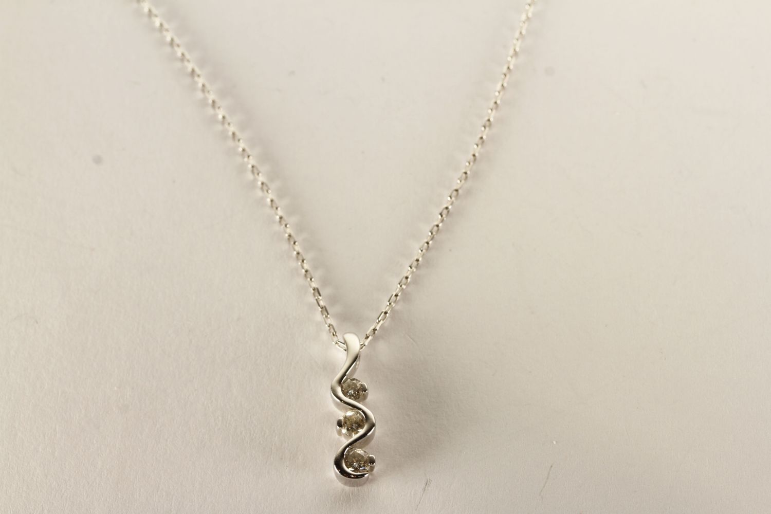 Diamond Trilogy Necklace, set with 3 round brilliant cut diamonds, stamped 18ct white gold oval - Image 3 of 3