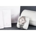 GENTLEMENS CARL F BUCHERER AUTOMATIC DATE WRISTWATCH W/ BOX & SPARE LINKS, circular silver dial with