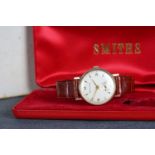GENTLEMENS SMITHS ASTRAL 9CT GOLD WRISTWATCH W/ BOX, circular off white dial with gold arrow head