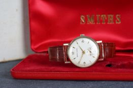 GENTLEMENS SMITHS ASTRAL 9CT GOLD WRISTWATCH W/ BOX, circular off white dial with gold arrow head