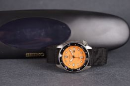 VINTAGE SEIKO AUTOMATIC DIVER 4205 - 015T CIRCA 1986 WITH TRAVEL CASE, circular orange dial, date