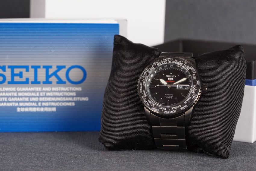 SEIKO WORLD TIMER AUTOMATIC SPORTS, 4R36 - 00G0 WITH BOX AND PAPERS, black  dial with day / date