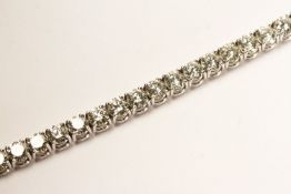 Diamond Tennis Bracelet, set with round brilliant cut diamonds totalling approximately 15.10ct, 4