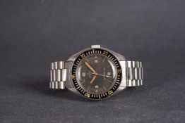 GENTLEMENS OMEGA SEAMASTER 300 WRISTWATCH REF. 165024-64, circular patina black dial with thin arrow