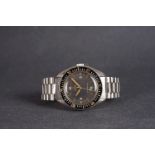 GENTLEMENS OMEGA SEAMASTER 300 WRISTWATCH REF. 165024-64, circular patina black dial with thin arrow