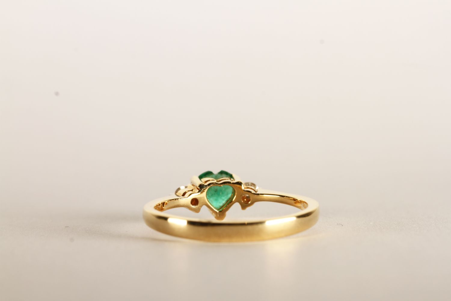 Diamond and Emerald Heart Ring, set with a heart shaped emerald approximately 0.25ct and 2 round - Image 3 of 3