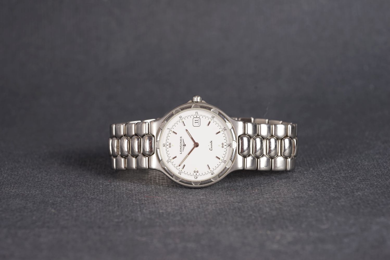 GENTLEMENS LONGINES QUARTZ DATE WRISTWATCH, circular white dial with and silver hour markers and