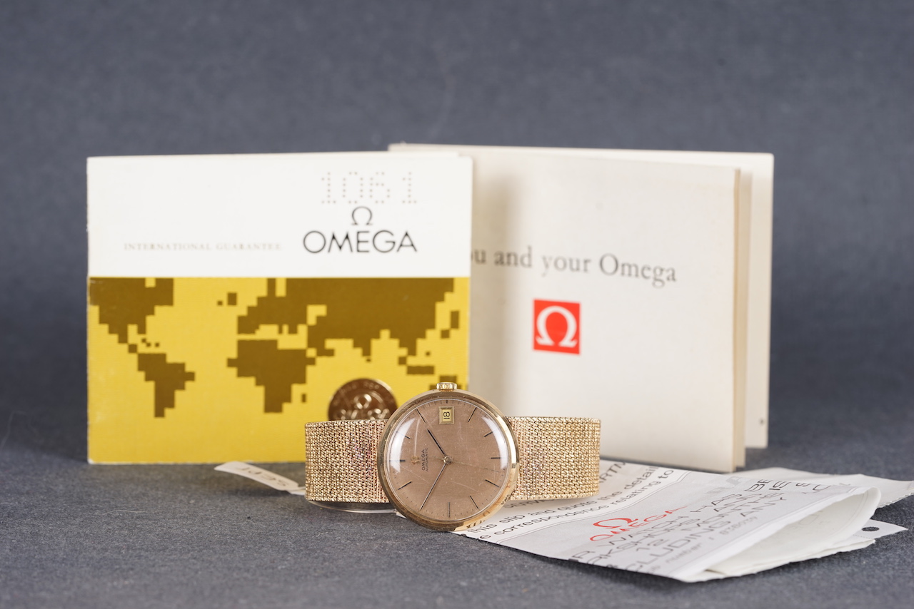 GENTLEMENS OMEGA AUTOMATIC DATE WRISTWATCH W/ PAPERS, circular gold dial with stick hour markers and