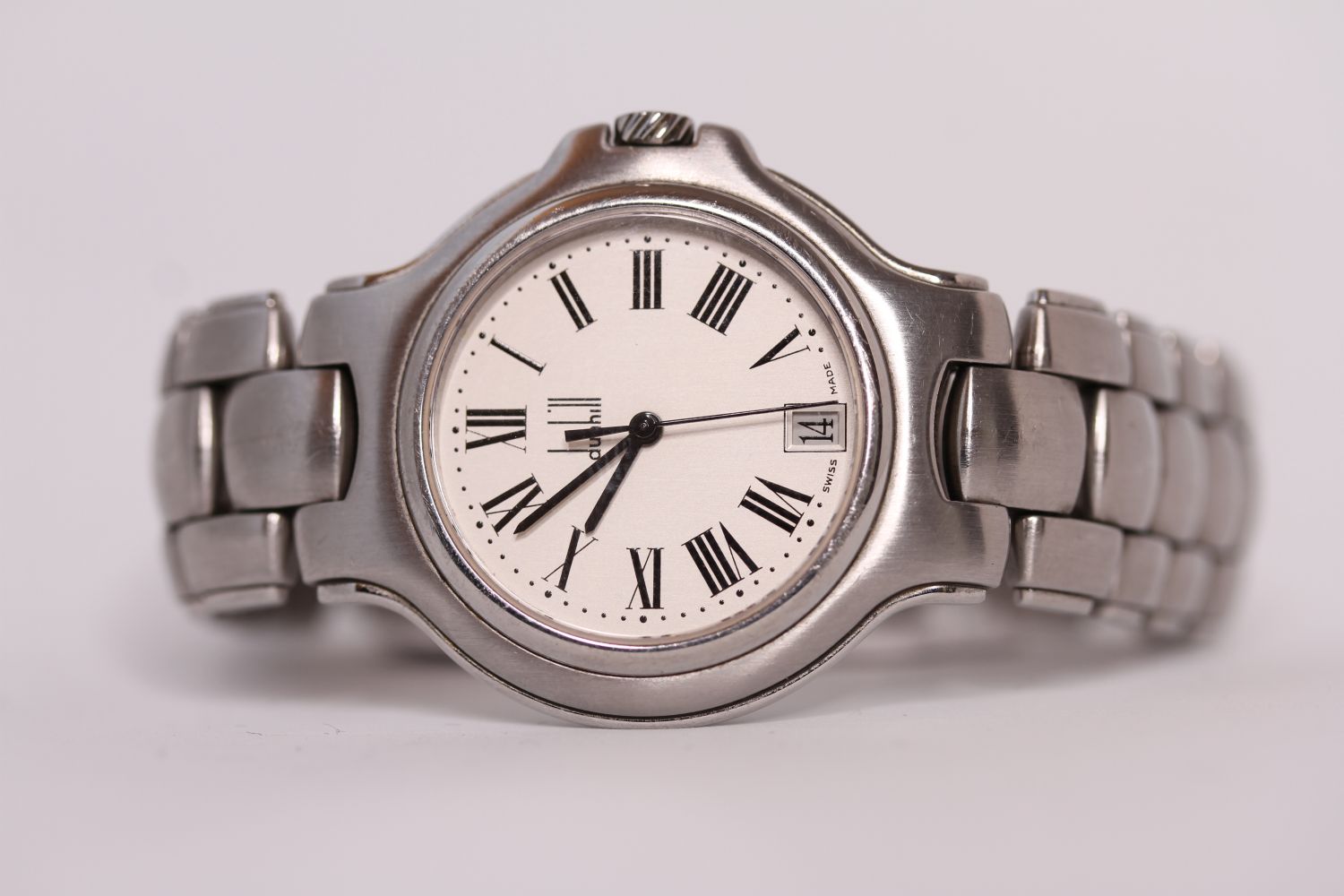 GENTLEMEN'S DUNHILL WRISTWATCH, circular dial, Roman numerals, stainless steel case and bracelet,