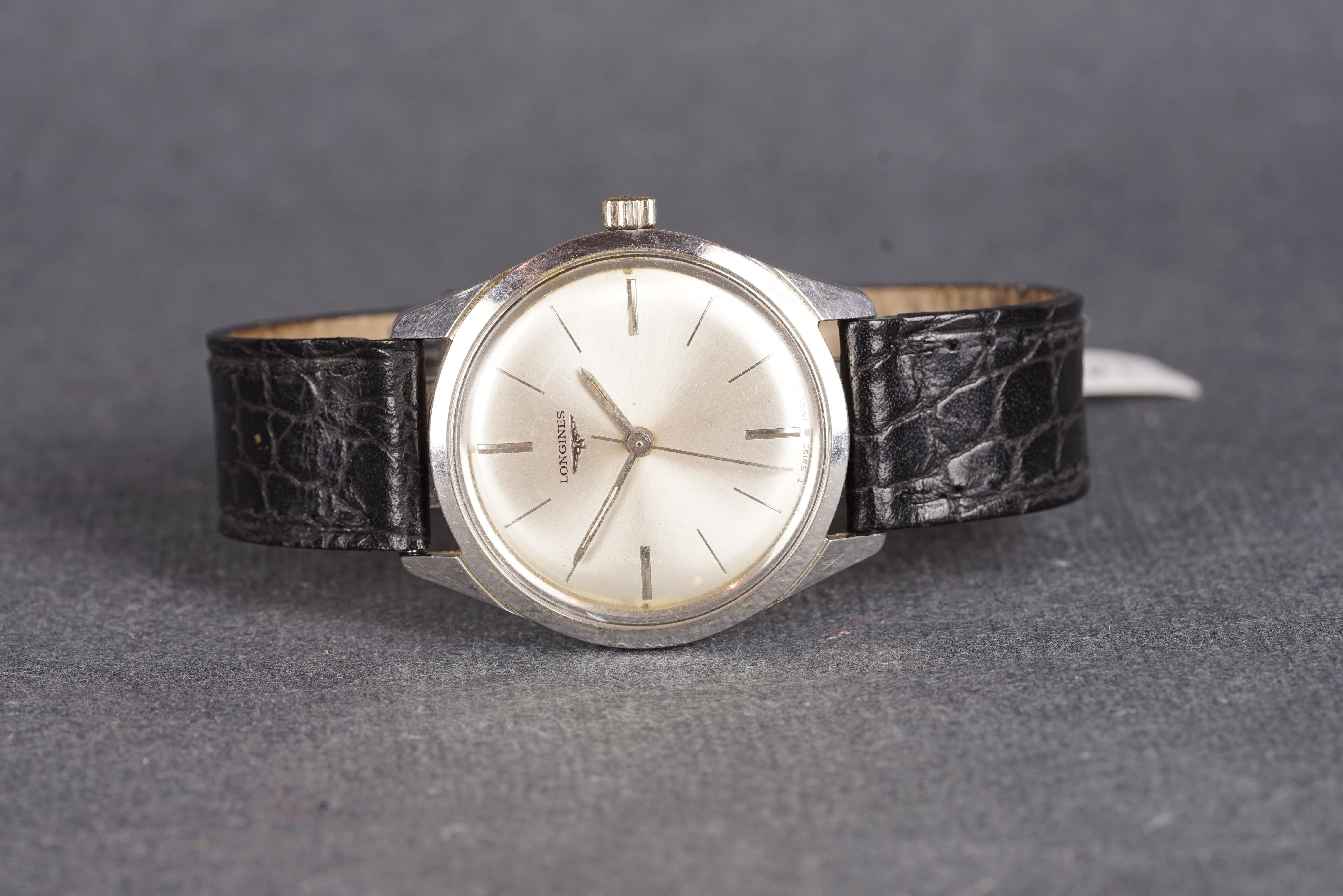 GENTLEMENS LONGINES WRISTWATCH REF. 7624, circular silver sunburst dial with etched hour markers and