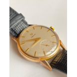 GENTLEMENS VINTAGE OMEGA WRISTWATCH, circular champagne dial with baton hour markers, small