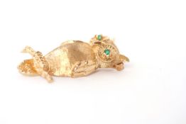 Owl brooch, 14ct yellow gold outbreaks, 33 x 14 mm, with emerald set eyes, 5.5g