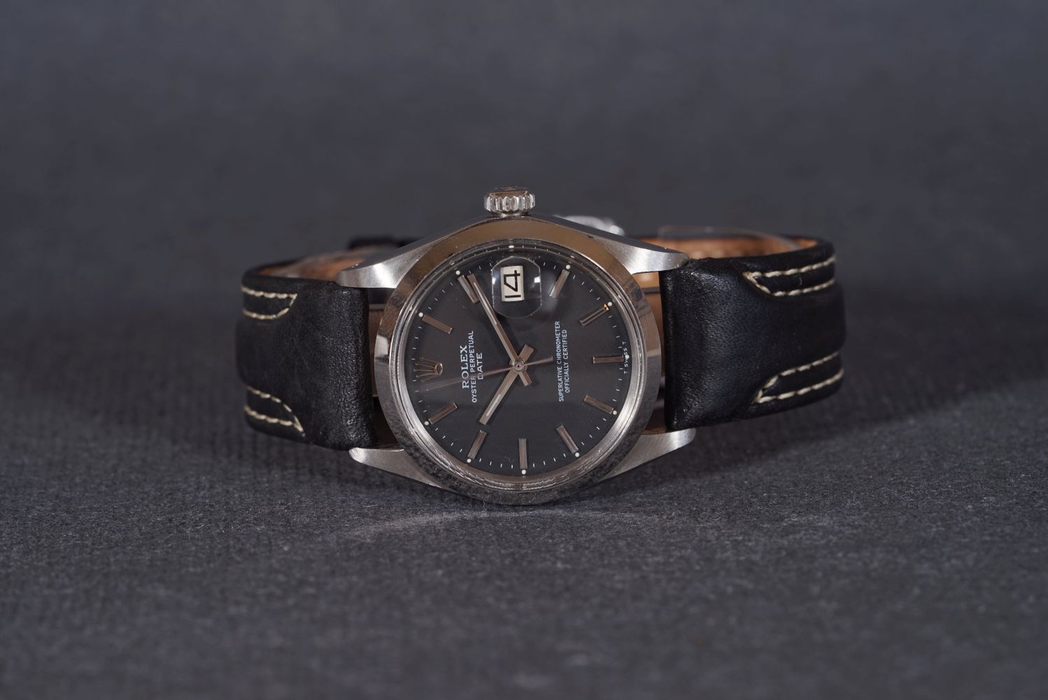 GENTLEMENS ROLEX OYSTER PERPETUAL DATE WRISTWATCH REF. 1500 CIRCA 1969, circular black dial with