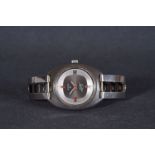 GENTLEMENS ELGIN SWISSONIC DATE WRISTWATCH, circular grey dial with red accents, hour markers and