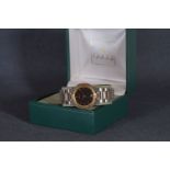 GENTLEMENS GUCCI QUARTZ DATE WRISTWATCH W/ BOX, circular black dial with gold tone hour markers