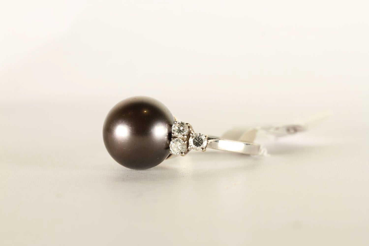 18CT WHITE GOLD BLACK SOUTH SEA PEARL WITH DIAMOND SET SHOULDERS, pearl estimated 10mm, diamonds - Image 2 of 3