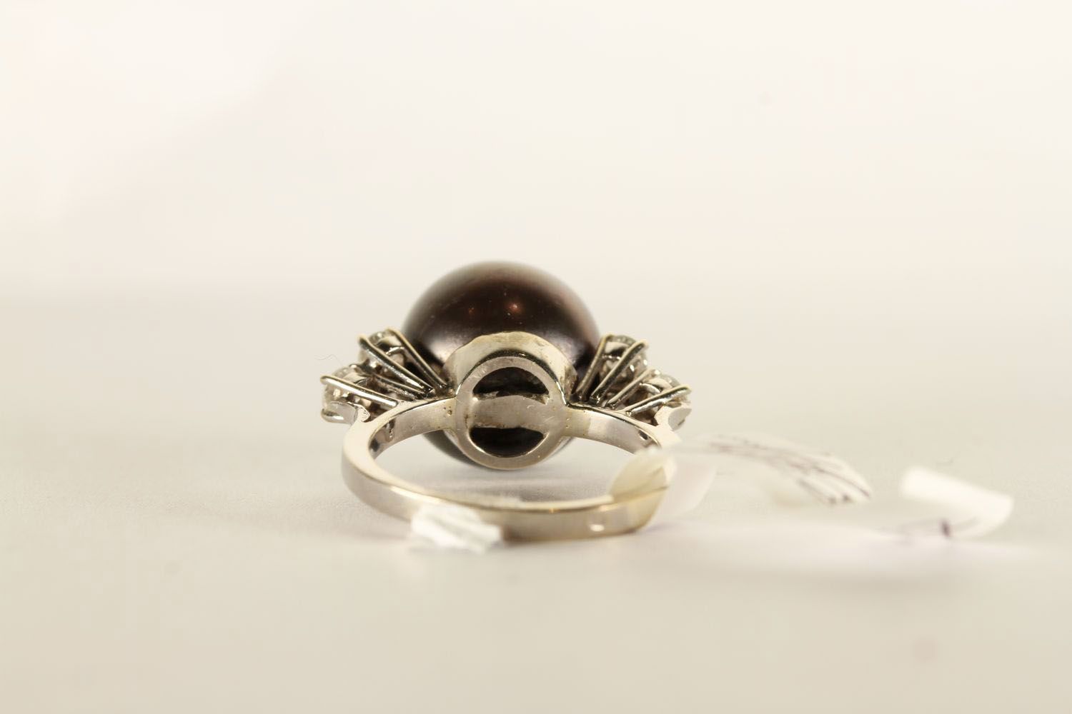 18CT WHITE GOLD BLACK SOUTH SEA PEARL WITH DIAMOND SET SHOULDERS, pearl estimated 10mm, diamonds - Image 3 of 3