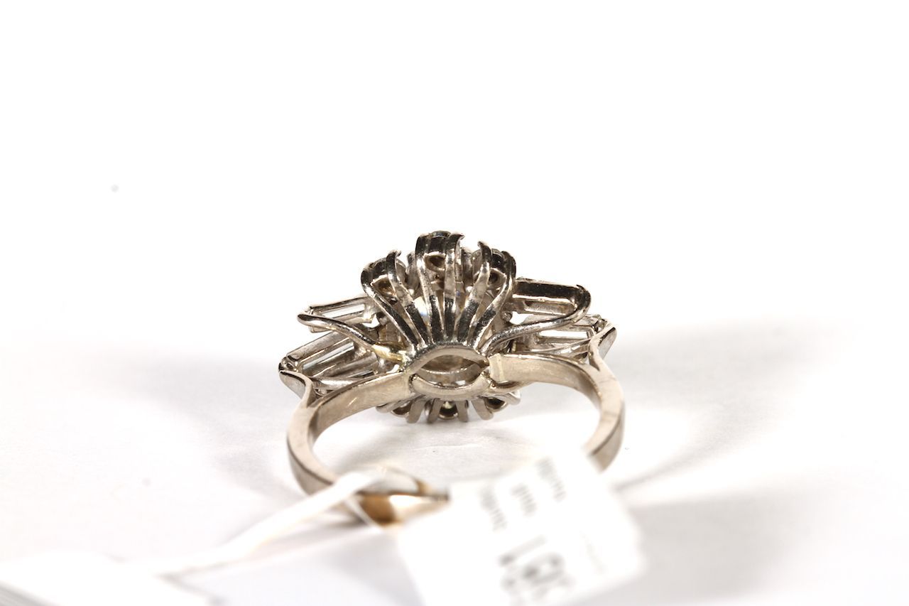 18CT DIAMOND CLUSTER RING,CENTRE STONE ESTIMATED AS 1.92CT ,stamped 750, total weight 5.37 gms, ring - Image 3 of 4