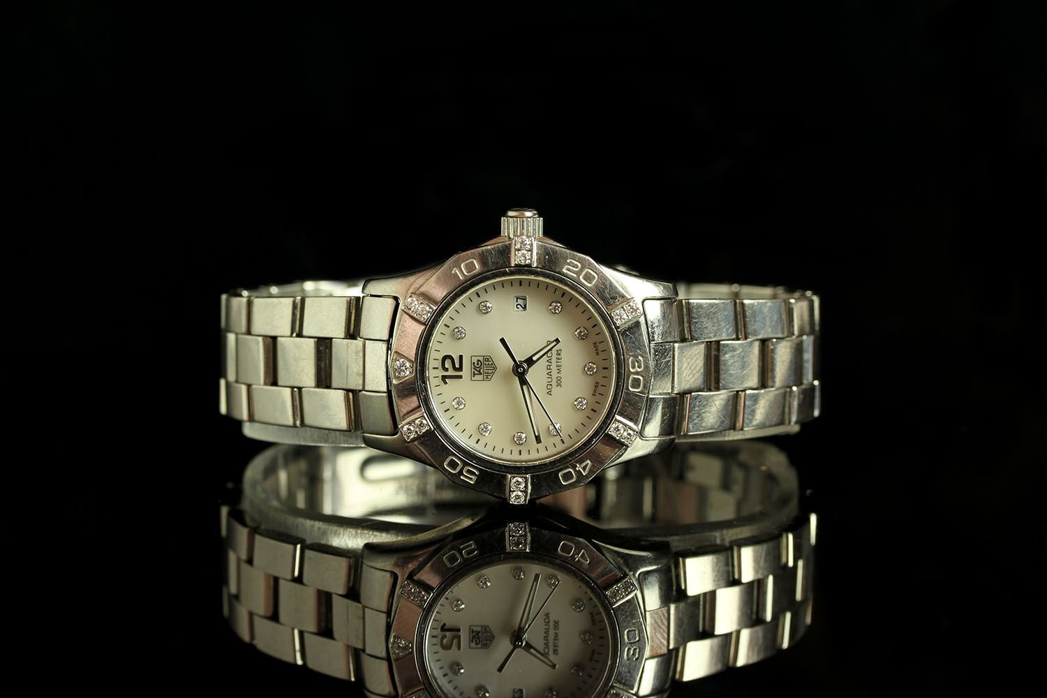 LADIES DIAMOND SET TAG HEUER AQUARACER WRISTWATCH MODEL WAF141G, circular silver diamond dot dial