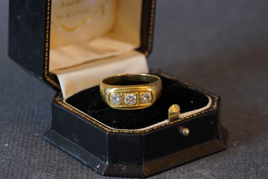 18CT GOLD THREE STONE DIAMOND RING W/ BOX, an 18ct gold ring set with three diamonds, the ring comes