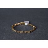 9CT GOLD CROSSOVER BRACELET, 9ct gold crossover bracelet, net weight approx 7.24g.*** Please view